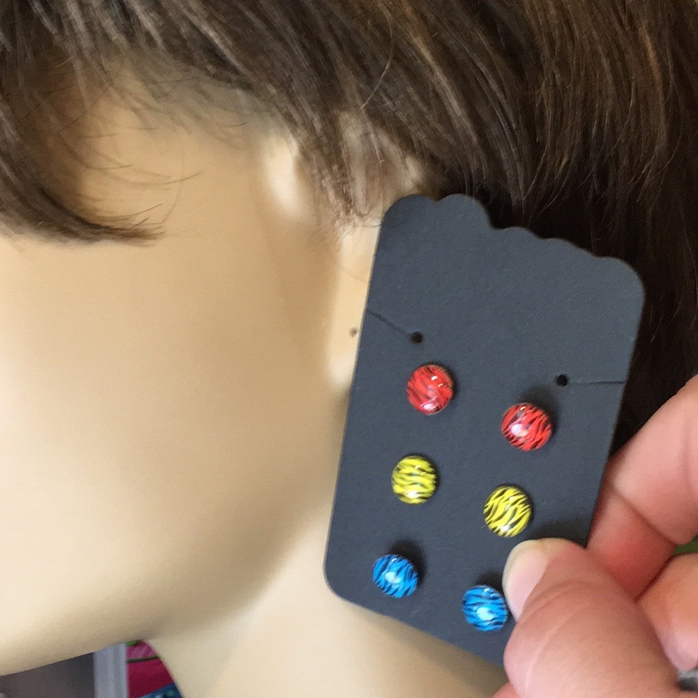 3 Pairs of Stud Earrings - Picture 6 of 7